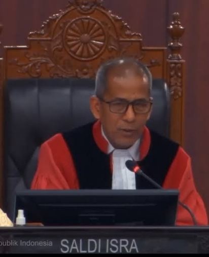 Jakarta-ETAMVOICE.ID-Hakim Konstitusi Arsul Sani menegur ahli dari pihak terkait dalam sidang sengketa syarat pencalonan Wakil Presiden Gibran Rakabuming Raka dalam Pemilu 2024. Arsul meminta klarifikasi kepada ahli yang bernama Muhammad Rullyandi yang menyebut sidang perkara 01/PHPU.PRES-XXIV/2026 tersebut ilegal di sebuah acara talkshow. "Saya lihat di sebuah televisi, yang mengatakan bahwa persidangan perkara ini ilegal, Ketua Mahkamah Konstitusi ilegal," kata Arsul dalam sidang yang digelar di MK, Kamis (1/10/2026). Arsul mengatakan, jika pernyataan ini tidak dicabut, untuk apa Rullyandi datang di majelis yang dianggap ilegal. Selain itu, Arsul Sani menyebut keterangan tertulis Rullyandi tidak membahas soal legalitas persidangan, sehingga kredibilitasnya diragukan di persidangan. "Saya sudah membaca keterangan ahli Anda, dan tidak, Anda tidak baca tentang ilegality dari persidangan ini," kata Arsul. Permintaan klarifikasi tersebut kemudian dilanjutkan oleh Hakim Saldi Isra yang memimpin sidang. Saldi meminta agar ahli pemohon tersebut mencabut pernyataannya. "Kalau tidak, Anda tidak bisa menggunakan keahlian saudara di sini, karena Anda tidak bisa hadir di sidang yang Anda tuduh ilegal ini," kata Saldi. Pembelaan Rullyandi Rullyandi mengatakan, pernyataannya tersebut sebagai pandangan hukum dan sebagai akademisi sekaligus kritik terhadap MK. Dia mengatakan, MK siap menerima kritik dari masyarakat sebagai bagian dari salah satu lembaga negara. "Oleh karena itu, saya menggunakan jalan pemikiran saya secara hukum dan akan saya sampaikan alasan-alasan hukum saya dalam mengkritik bukan menghina, mengkritik kepada MK supaya meluruskan MK sesuai dengan makna Undang-Undang Dasar 1945 mengenai sidang ilegal," kata Rullyandi.