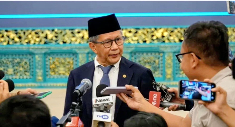 Foto: Akademisi Rocky Gerung resmi dilantik sebagai anggota Dewan Pertimbangan Presiden (Wantimpres) oleh Presiden Prabowo Subianto di Istana Negara, Jakarta, Jumat (2/10). (Sumber: YouTube Sekretariat Presiden)